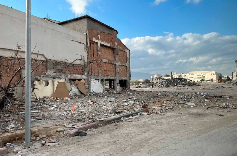 Antakya: Kein Stein auf dem Anderen. Der zerstörte Vorort bei Antakya. – Bild: BR/SWR Antakya: Kein Stein auf dem Anderen. Der zerstörte Vorort bei Antakya. – Bild: BR/SWR