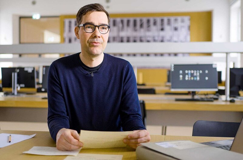 DDR-Kreuzfahrt-Experte Andreas Stirn im Bundesarchiv Berlin-Lichterfelde – Bild: Gruppe 5 Filmproduktion/​Mitja von Eisenhart /​ DDR-Kreuzfahrt-Experte Andreas Stirn im Bundesarchiv Berlin-Lichterfelde