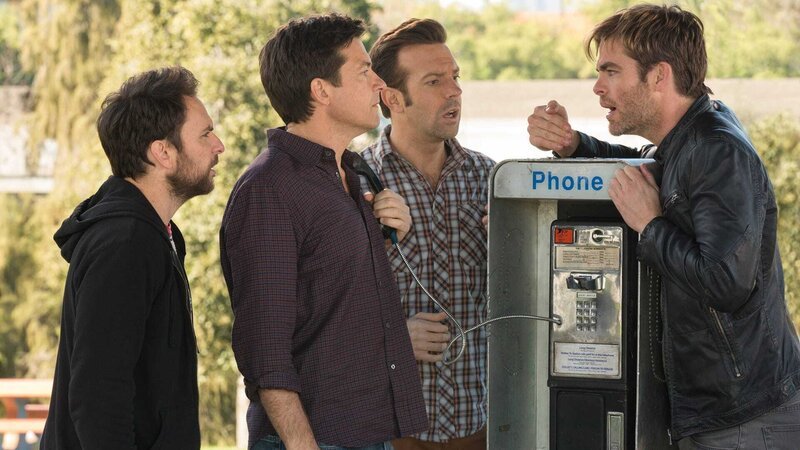 Rex (Chris Pine, re.) verbündet sich mit Dale (Charlie Day, li.), Nick (Jason Bateman, 2.v.l.) und Kurt (Jason Sudeikis, 2.v.r.).. – Bild: RTL Zwei