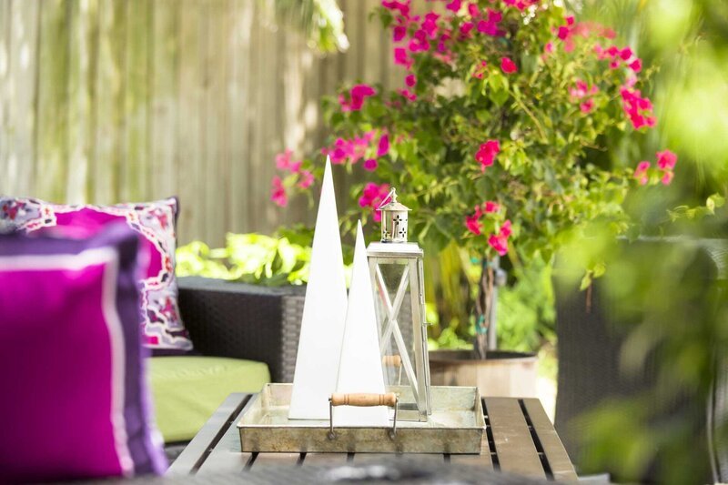 IMAX Regatta Steel and Glass Lantern, as seen on HGTV’s Beachfront Bargain Hunt: Renovation Episode 107 with Wayfair. – Bild: Discovery Channel