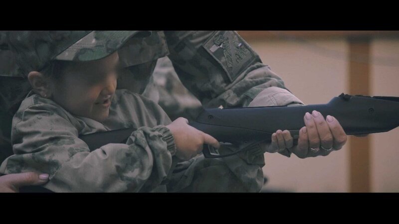 Ein uniformiertes Mädchen bei der Schießausbildung der paramilitärischen Truppe „Junarmija“ – Bild: ZDF und Ksenia Bolchakova./​Ksenia Bolchakova
