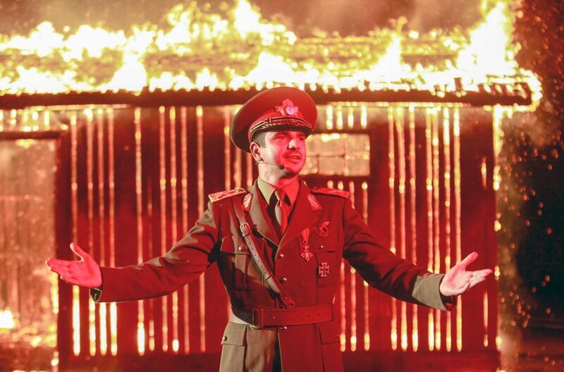 Traian (Alex Bogdan) spielt den rumänischen Machthaber Marschall Antonescu in einer von nationalistischen Kräften bekämpften Aufführung. – Bild: ZDF /​ © Komplizen Film/​Silviu Ghetie /​ © Komplizen Film/​Silviu Ghetie