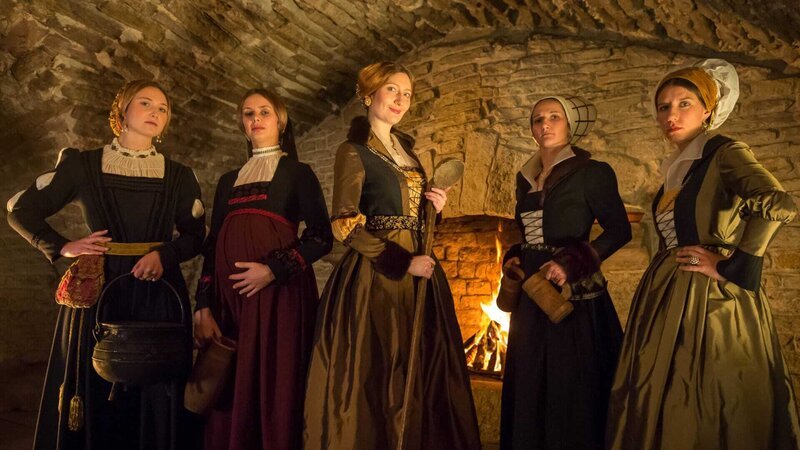 Im ausgehenden Mittelalter war das Brauen von Bier Frauensache. Die Brauerin Katharina Vogt (Charlotte Sieglin) mit ihren Helferinnen. Wer schwanger war, bekam einen extra großen Krug Bier. – Bild: ZDF und Bastian Barenbrock/​Bastian Barenbrock