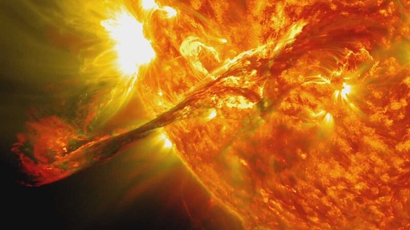 Die Sonne ist ein feuerspuckender Gigant aus glühend heißem Plasma. Dass sich angesichts dieser Bedrohung Leben auf der Erde entwickeln konnte, gleicht einem Wunder. – Bild: ZDF und NASA/​SDO/​NASA/​SDO