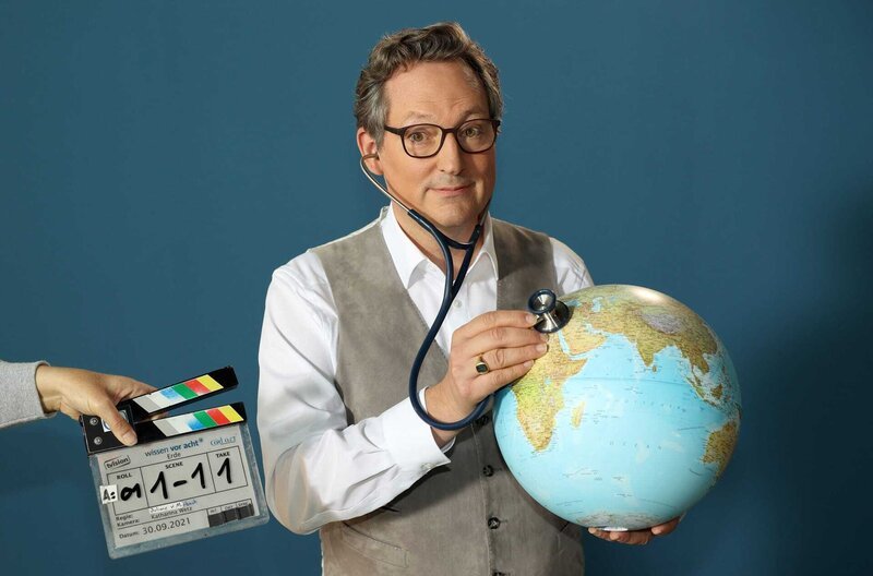 ARD PROGRAMMDIREKTION Wissen vor acht – Erde – Drehstart zur neuen Staffel mit Eckart von Hirschhausen ‚ÄûWissen vor acht ‚Äì Erde‘Äú startet in der ARD-Themenwoche ‚ÄûStadt.Land.Wandel‘Äú und l√§uft vom 7. bis 13. November 2021. Die neue Reihe wird 2022 mit 15 weiteren Folgen fortgesetzt. Bei ‚ÄûWissen vor acht ‚Äì Erde‘Äú geht es um unseren Planeten und um ein neues Themengebiet: Die planetare Gesundheit. Der Arzt und Wissenschaftsjournalist Dr. Eckart von Hirschhausen vermittelt, wie eng unsere menschliche Gesundheit mit der Gesundheit des Erdsystems verflochten ist. Foto: Eckart von Hirschhausen mit Filmklappe und Globus zum Start der Dreharbeiten. ¬© ARD/​Frank Hempel, honorarfrei – Verwendung gem√§√ü der AGB im engen inhaltlichen, redaktionellen Zusammenhang mit genannter ARD-Sendung bei Nennung „Bild: ARD/​Frank Hempel“ (S2+). ARD-Programmdirektion/​Bildredaktion, bildredaktion@DasErste.de – Bild: ARD/​Frank Hempel /​ ARD-Programmdirektion