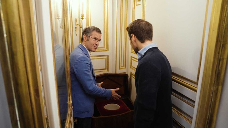 Von wegen unhygienisch: Mathieu da Vinha (l.), der Forschungsdirektor von Versailles, zeigt Mirko Drotschmann (r.) das „cabinet de chaise“. Seit Ludwig XIV. das stille Örtchen der Könige. – Bild: ZDF und Jörg Adams.