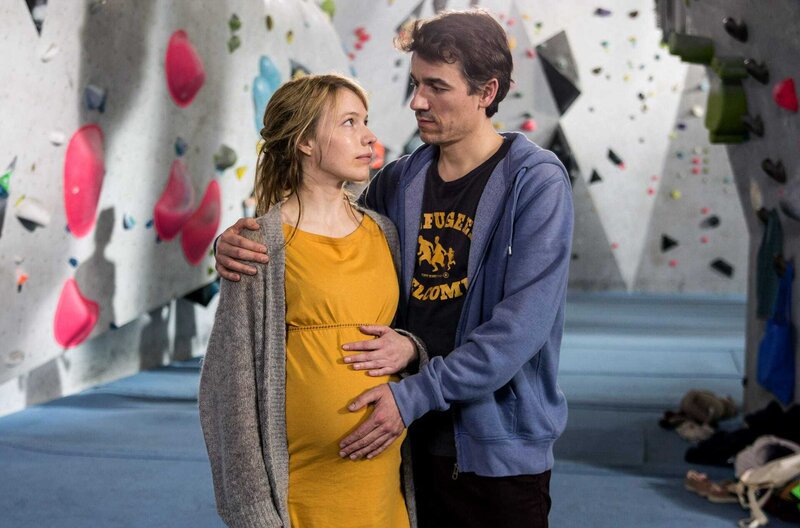 Nö – Bild: FlareFilm/​AlexSass /​ Auf einem Kindergeburtstag nutzen Dina (Anna Brüggemann) und Michael (Alexander Khuon) eine ruhige Minute, um über die Zukunft ihrer Beziehung zu sprechen.