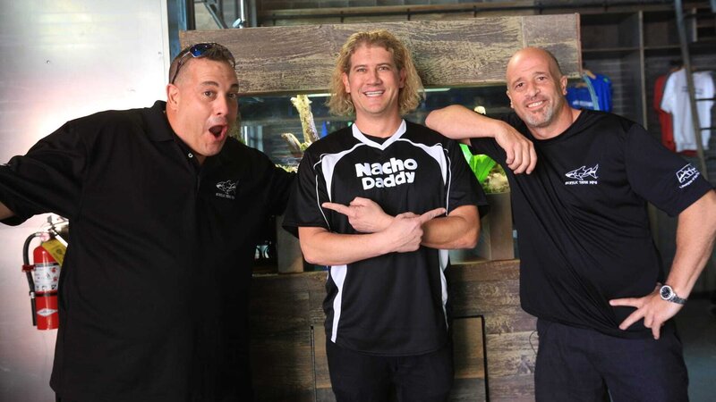 Wayde, Brett and Paul pose in front of the scorpion tank. – Bild: Animal Planet /​ Discovery Communications