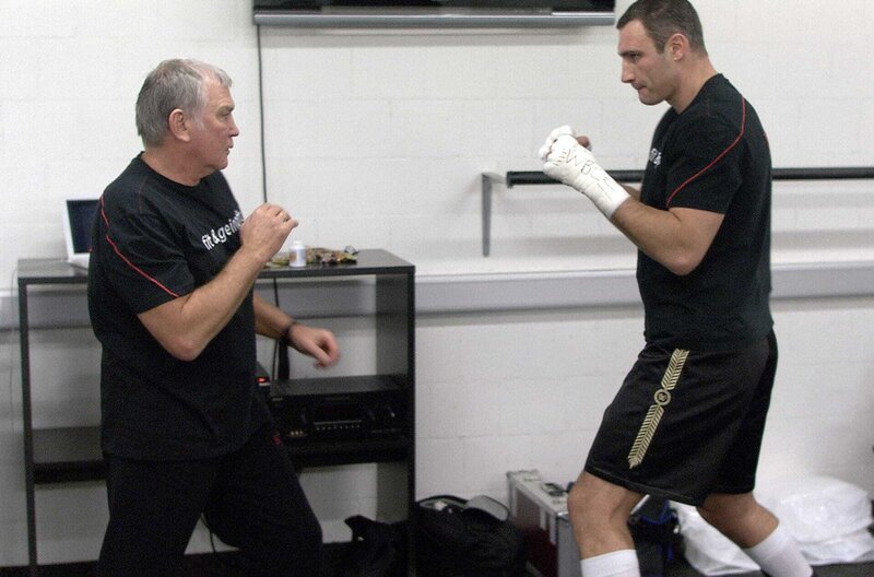 Klitschko - der Film – Bild: Broadview TV /​ Coach Fritz Sdunek (li.) und Vitali Klitschko (re.)