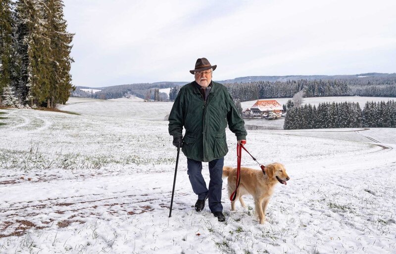 SÜDWESTRUNDFUNK Die Fallers – Die SWR Schwarzwaldserie – Wolfgang Hepp Hermann Faller (Wolfgang Hepp) mit Hofhund Willy im November 2018 © SWR/​Alexander Kluge, honorarfrei – Verwendung gemäß der AGB im engen inhaltlichen, redaktionellen Zusammenhang mit genannter SWR-Sendung und bei Nennung „Bild: SWR/​Alexander Kluge“ (S2+). SWR-Presse/​Bildkommunikation, Baden-Baden, Tel: 07221/​929–22287, foto@swr.de – Bild: SWR/​Stephanie Schweigert /​ SWR-Pressestelle/​Fotoredaktion