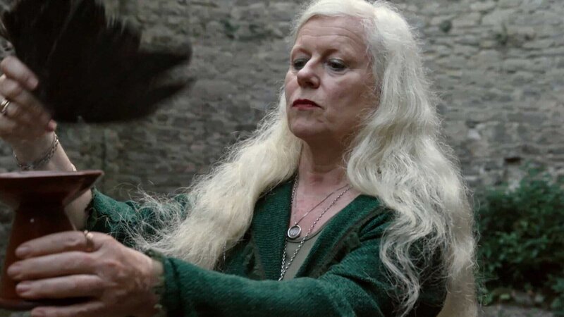 Eimear Burke ist das Oberhaupt der „Order of Bards, Ovats and Druids“, der größten neodruidischen Gemeinschaft weltweit. – Bild: ZDF und Matthew Kirrane /​ doc.station./​Matthew Kirrane /​ doc.station