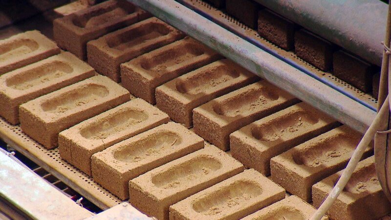 Wienerbergerziegel heute. – Bild: ORF/​Raum Film