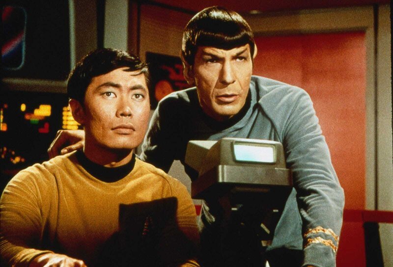 Mr. Spock (Leonard Nimoy, r.) und Sulu (George Takei, l.) suchen verzweifelt nach der Schwachstelle des Roboterschiffes … – Bild: SYFY