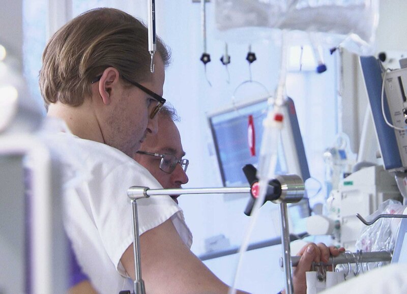 Intensivstation: Oberstes Ziel: Leben retten – Bild: ZDF und SRF.