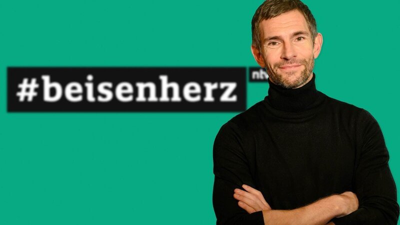 Moderator Micky Beisenherz widmet sich mit jeweils zwei Gästen ihren Social-Media-Timelines. – Bild: TVNOW /​ Markus Hertrich