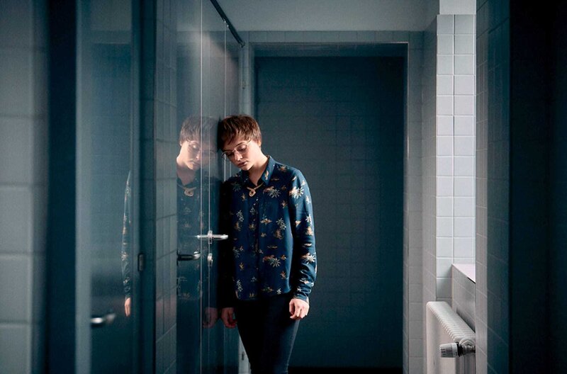 Zwischen uns – Bild: Nikolas Tusl /​ Schulbegleiterin Elena (Lena Urzendowsky) bildet einen kurzen Lichtblick in der ansonsten weitgehend verfahrenen Situation von Mutter und Sohn.