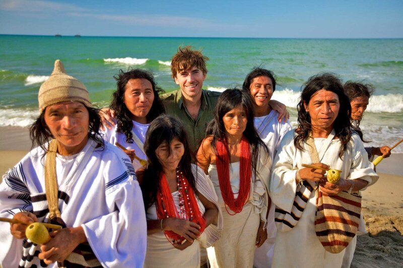 Simon Reeve (hinten, m.) mit Mitgliedern des Kogi-Stammes in den Bergen der Sierra Nevada, Kolumbien – Bild: Spiegel TV