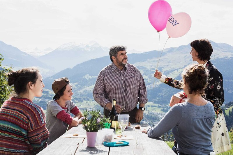 Kostbar und zerbrechlich: Gieri (Bruno Cathomas) und Mona (Rebecca Indermaur) feiern ihre Porzellan-Hochzeit. Mit dabei: ihre Kinder Leo (Bono Jacomet) und Peppina (Muriel Degonda), sowie als ungebetener Gast auch Monas Freundin Carla (Marietta Jemmi). – Bild: ZDF und SRF