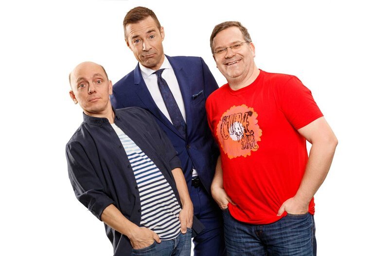 Superhirn Bernhard Hoëcker (l.) und Quizmaster Elton (r.) mit ihren prominent besetzten Teams um die Wette. Für den fairen Wettstreit zwischen den Teams sorgt wie gewohnt der Meister der skurrilen, unglaublichen und überraschenden Fragen, Moderator Kai Pflaume (M.). – Bild: „Bild:ARD/​Morris Mac Matzen (S2). ARD Programmdirektion/​Bildredaktion