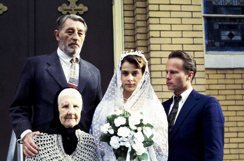 Maria's Lovers – Bild: 1984 Metro-Goldwyn-Mayer Studios Inc./​All rights reserved /​ Maria (Nastassja Kinski, Mi.) entscheidet sich für ein Leben mit Ivan Bibic (John Savage, re.): Die beiden heiraten unter den stolzen Augen von Ivans Vater (Robert Mitchum,  …