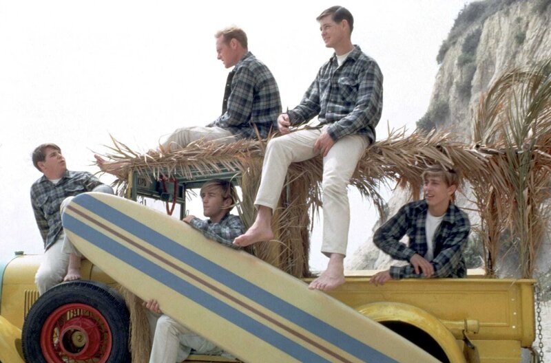 Die Beach Boys posieren mit einem historischen Kombiwagen im August 1962 in Los Angeles, Kalifornien: Carl Wilson, Mike Love (oben), Dennis Wilson (unten), Brian Wilson und David Marks (v.l.). – Bild: Michael Ochs Archives/​Getty Images /​ © Michael Ochs Archives/​Getty Images