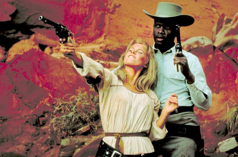 Ellen Grange (Bibi Andersson) und Ex-Sergeant Toller (Sidney Portier) üben den Umgang mit der Waffe. – Bild: Metro-Goldwyn-Mayer Studios Inc./​All rights reserved /​ Ellen Grange (Bibi Andersson) und Ex-Sergeant Toller (Sidney Portier) üben den Umgang mit der Waffe.