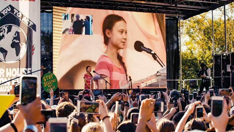 Greta Thunberg auf der Bühne Die Verwendung des sendungsbezogenen Materials ist nur mit dem Hinweis und Verlinkung auf RTL+ gestattet. – Bild: RTL /​ © W-film /​ Starhaus Produktionen GmbH
