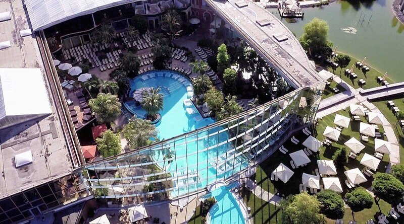 In den Sommerferien zählt die künstliche Urlaubswelt unter Glasdächern täglich bis zu 100.000 Besucher, die rutschen, schwimmen und saunieren wollen. – Bild: N24 Doku In den Sommerferien zählt die künstliche Urlaubswelt unter Glasdächern täglich bis zu 100.000 Besucher, die rutschen, schwimmen und saunieren wollen. – Bild: N24 Doku
