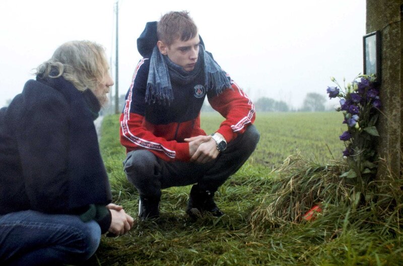 Blutspuren – Bild: Noodles Production /​ Der Tod seines Bruders überschattet die Zeit, die Tom (Nissim Renard, re.) mit seinem Vater (Alain Eloy, li.) auf dem Land verbringt.
