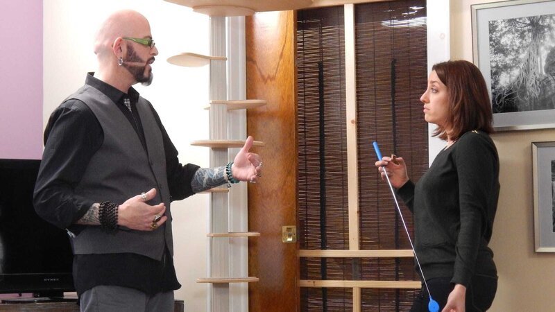 L-R: Jackson and Kim talking. – Bild: Animal Planet /​ Discovery Communications