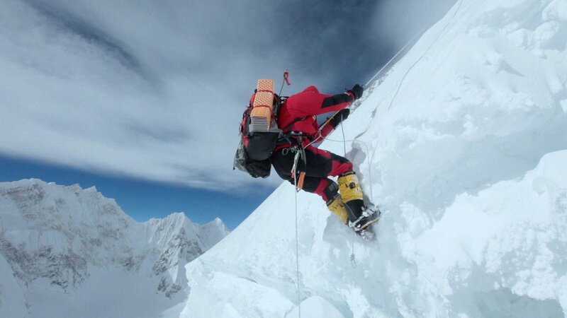 The mountaineer descends over the snow. – Bild: Bergblick