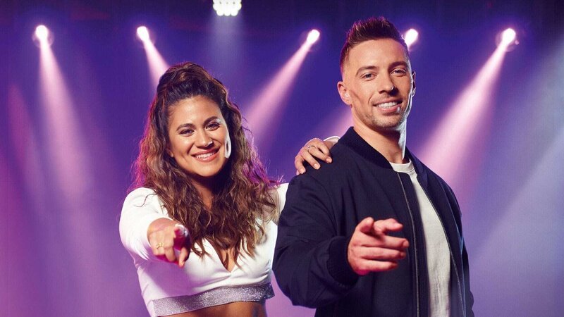 Das beliebte Moderationsduo Steffi Brungs und Ramon Roselly präsentiert das Mega-Konzert aus Berlin mit den Top-Stars der Schlagerbranche. – Bild: RTL /​ RUprecht Stempell /​ Schlagernacht des Jahres