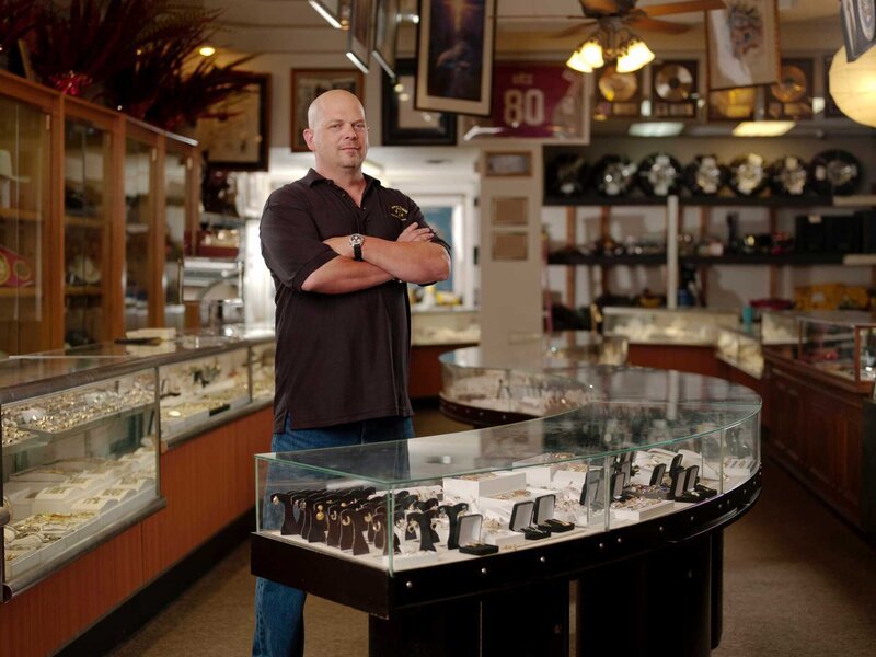 Rick Harrison ist schon seit Jugendjahren im Geschäft seines Vaters aktiv. Seine wichtigste Aufgabe ist es, wahre Wertgegenstände von lediglich gut gemachten Fälschungen zu unterscheiden. – Bild: A&E Networks, LLC. /​ Production Stills