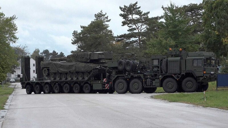 Die Zugmaschine HX81 kann den 60 Tonnen schweren Panzer Leopard 2 transportieren. – Bild: N24 Doku Die Zugmaschine HX81 kann den 60 Tonnen schweren Panzer Leopard 2 transportieren. – Bild: N24 Doku