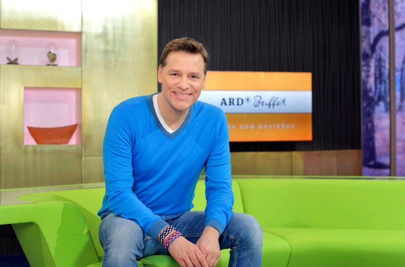 SÜDWESTRUNDFUNK ARD-Buffet – leben & genießen – Holger Wienpahl 2018 Ratgebermagazin mit Rezepten und Tipps rund um das alltägliche Leben, Montag bis Freitag von 12:15 Uhr bis 13:00 Uhr im ERSTEN. ARD-Buffet-Moderator Holger Wienpahl. © SWR/​Peter A. Schmidt, honorarfrei – Verwendung gemäß der AGB im engen inhaltlichen, redaktionellen Zusammenhang mit genannter SWR-Sendung und bei Nennung „Bild: SWR/​Peter A. Schmidt“ (S2+). SWR Presse/​Bildkommunikation, Baden-Baden, Tel: 07221/​929–22202, foto@swr.de – Bild: SWR/​Peter A. Schmidt /​ SWR-Presse/​Bildkommunikation
