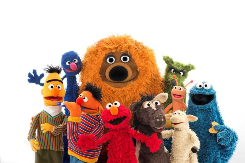 Die Figuren aus der „Sesamstraße“ v.l.: Bert, Grobi, Ernie, Samson, Elmo, Pferd, Wolle, Wolf, Finchen und das Krümelmonster – Bild: NDR/​Sesame Workshop