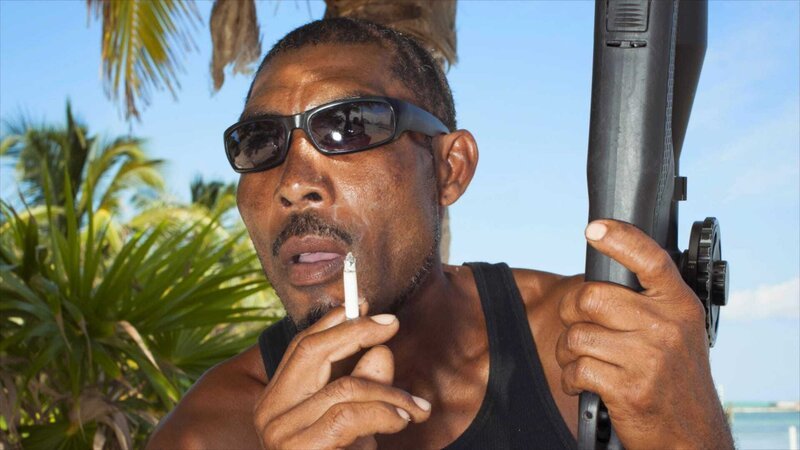 Bis an die Zähne bewaffnet: In Belize wird John McAfee stets von zahlreichen Bodyguards begleitet. Diese rekrutiert er mitunter aus Straßengangs. – Bild: ZDF und Showtime Networks./​Showtime Networks