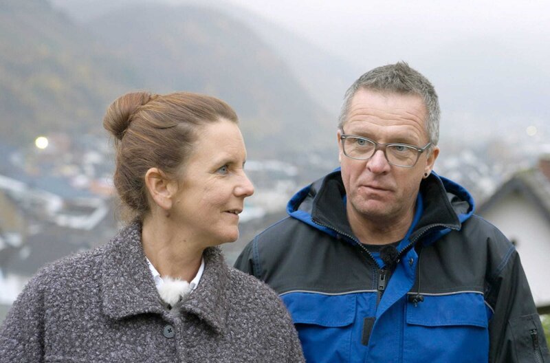Daniela und Eddy vor Dernau. – Bild: SWR Daniela und Eddy vor Dernau. – Bild: SWR
