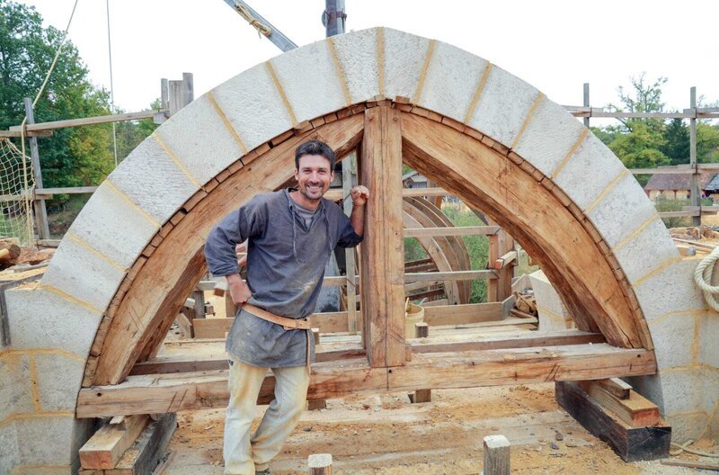 Der Spitzbogen zwischen den Wehrtürmen im gotischen Stil ist nun fertig. Der Vorteil an dieser spitzen Konstruktion ist, dass ein großer Teil des Gewölbeschubs in die Mauer abgeleitet wird und der Bogen sich so von alleine hält und weniger verzieht. – Bild: ARTE France / © Lion Télévision/Alle Rechte vorbehalten Der Spitzbogen zwischen den Wehrtürmen im gotischen Stil ist nun fertig. Der Vorteil an dieser spitzen Konstruktion ist, dass ein großer Teil des Gewölbeschubs in die Mauer abgeleitet wird und der Bogen sich so von alleine hält und weniger verzieht. – Bild: ARTE France / © Lion Télévision/Alle Rechte vorbehalten