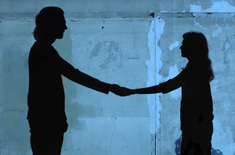Ob freiwillig oder umständehalber abstinent: Wie gestaltet sich das Leben, wenn eines der angeblichen menschlichen Grundbedürfnisse unbefriedigt bleibt? – Bild: ARTE France /​ © Zadig Productions /​ © Zadig Productions