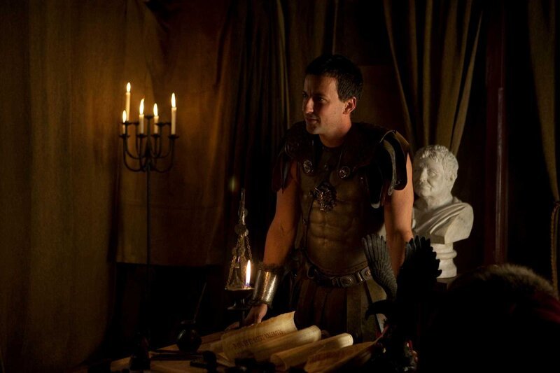 Der Befehlshaber der römischen Armee, Claudius Glaber (Craig Parker), spielt mit dem Thrakerstamm ein unfaires Spiel. Als daraufhin die Thraker rebellieren, beendet er den Aufstand, in dem er Spartacus’ Frau an einen syrischen Sklavenhändler und Spartacus selbst an die Gladiatorenschule von Batiatus verkauft … – Bild: Spartacus:  Blood and Sand ©2009 Starz Entertainment, LLC