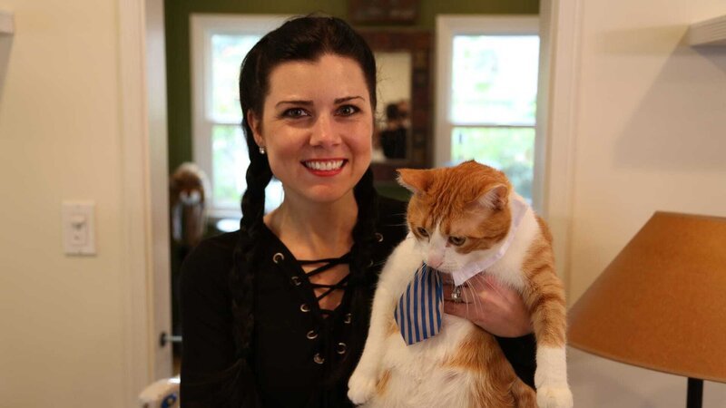 Nora holds Sleeve. – Bild: Animal Planet /​ Discovery Communications