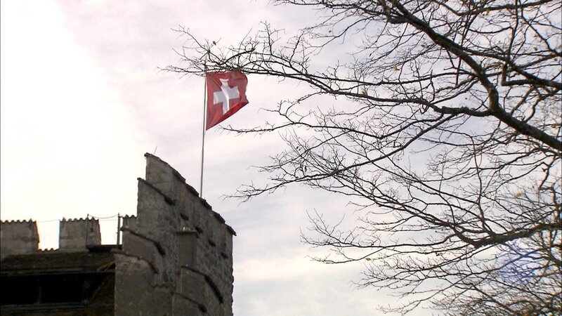 Die Fahne der Habsburg – heute mit Schweizer Motiv. – Bild: ORF