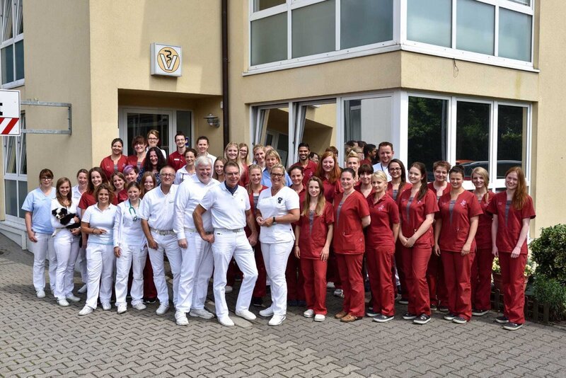 Team der Tierklinik Lüneburg – Bild: VOX /​ Markus Hertrich
