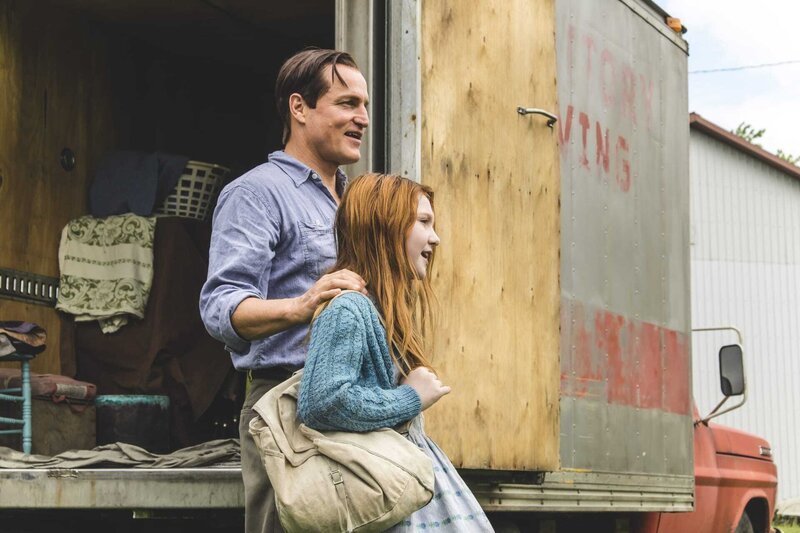 Rex Walls (Woody Harrelson, l.); Jeannette Walls (Ella Anderson, r.) – Bild: Studiocanal GmbH / Jake Giles Netter Lizenzbild frei Rex Walls (Woody Harrelson, l.); Jeannette Walls (Ella Anderson, r.) – Bild: Studiocanal GmbH / Jake Giles Netter Lizenzbild frei