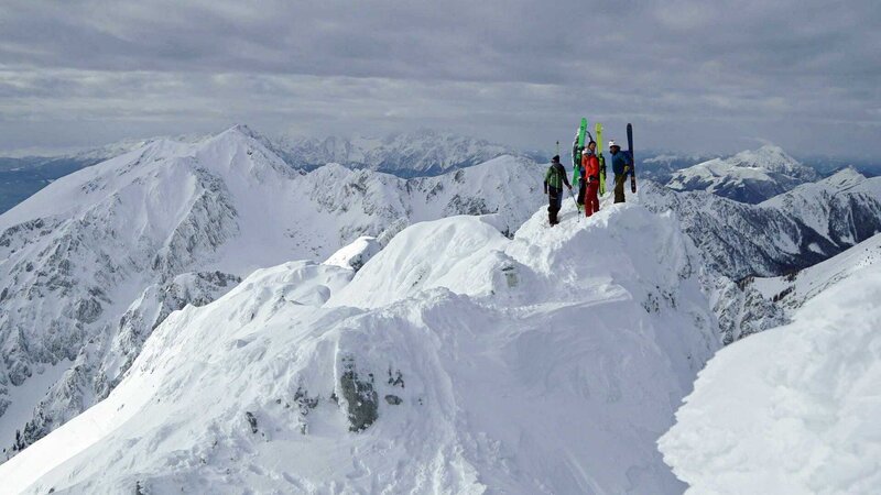 Skifahrer durchqueren das Grenzgebirge der Karawanken, von Koschuta bis Mittagskogel. – Bild: Bergblick