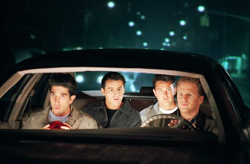 From left: Ross Geller (David Schwimmer), Joey (Matt LeBlanc), Chandler (Matthew Perry) and Gary (Michael Rapaport). – Bild: Disney © Disney•Pixar © & ™ Lucasfilm LTD © Marvel. Alle Rechte Vorbehalten