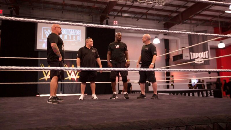 Wayde and Brett jumping into the ring to meet Titus O’Neil and see what kind of tank he wants. – Bild: Animal Planet /​ Discovery Communications