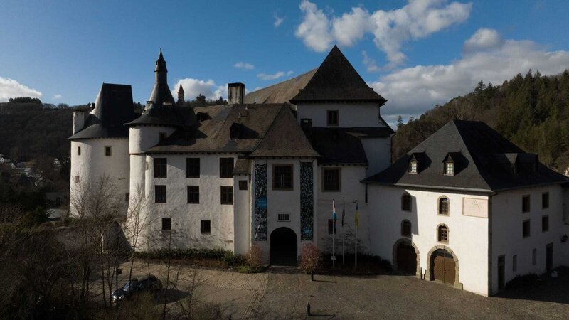 Die Stadt Clervaux im Norden Luxemburgs, Schauplatz der Schlacht von Clervaux. (National Geographic) – Bild: National Geographic /​ National Geographic