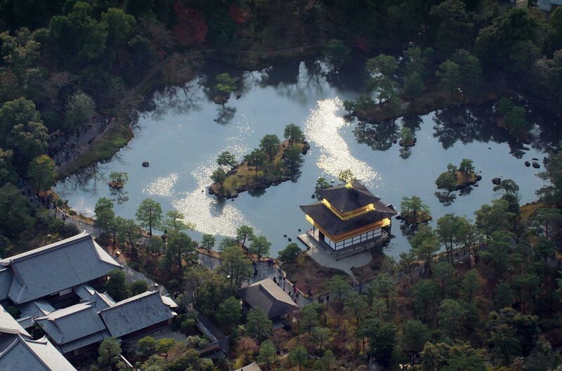 Der Goldene Pavillon in Kyoto: Die Stadt, die mehr als tausend Jahre lang die Hauptstadt von Japan war, verkörpert die japanische Spiritualität. – Bild: NHK/Gedeon / Der Goldene Pavillon in Kyoto: Die Stadt, die mehr als tausend Jahre lang die Hauptstadt von Japan war, verkörpert die japanische Spiritualität. Der Goldene Pavillon in Kyoto: Die Stadt, die mehr als tausend Jahre lang die Hauptstadt von Japan war, verkörpert die japanische Spiritualität. – Bild: NHK/Gedeon / Der Goldene Pavillon in Kyoto: Die Stadt, die mehr als tausend Jahre lang die Hauptstadt von Japan war, verkörpert die japanische Spiritualität.